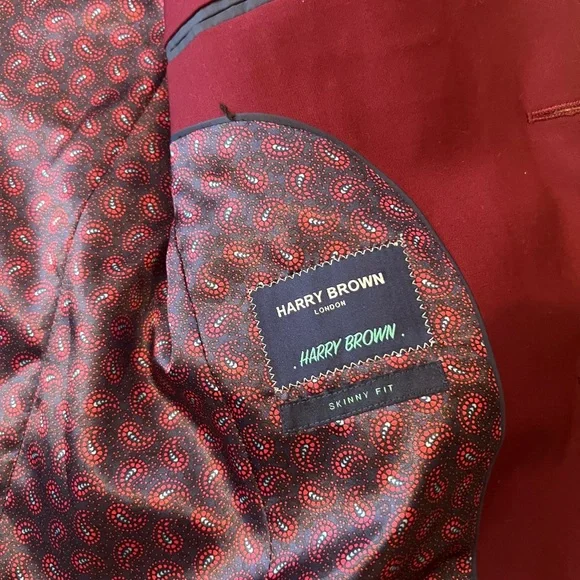 Luxurious Red Suit with Notched Lapel and Textured Fabric - Picture 9 of 10